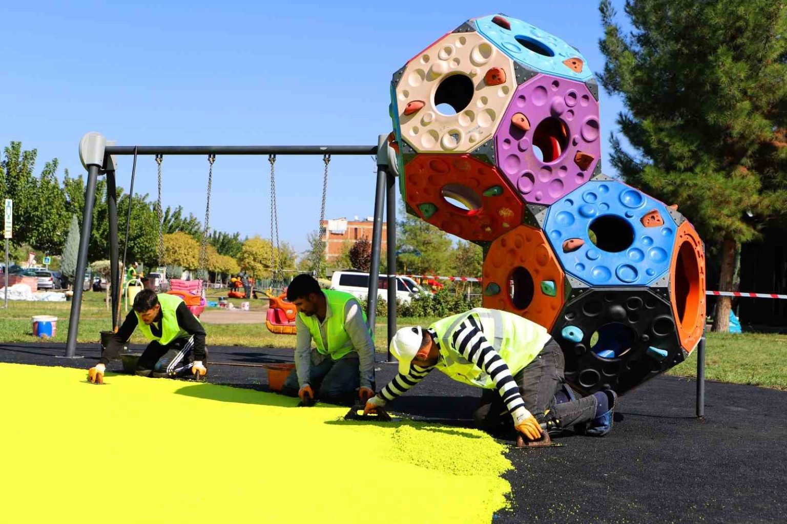 parklardaki-cocuk-oyun-ve-spor-alanlari-yenileniyor