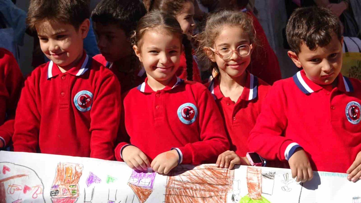 siirtte-bin-500-ogrenci-ayni-anda-aile-temasiyla-resim-cizdi
