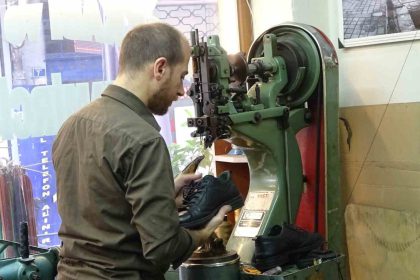 soguk-hava-ayakkabi-tamircilerinde-mesaiyi-ikiye-katladi