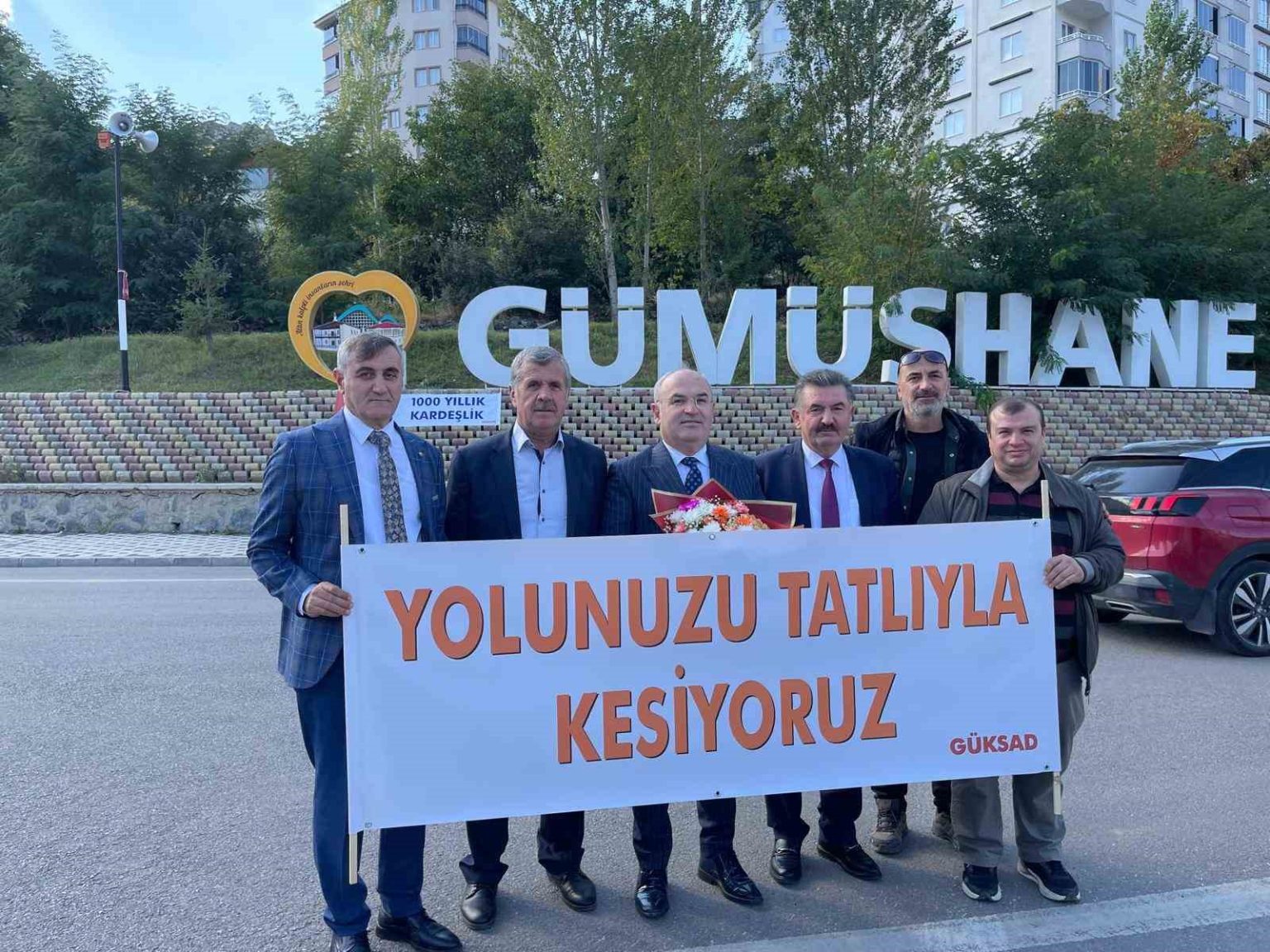 terorsuz-turkiye-icin-mardin-otobusunu-durdurup-yolculara-tatli-ikram-ettiler