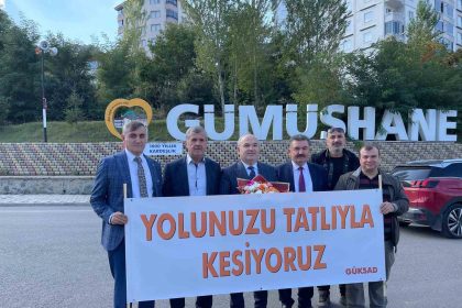 terorsuz-turkiye-icin-mardin-otobusunu-durdurup-yolculara-tatli-ikram-ettiler