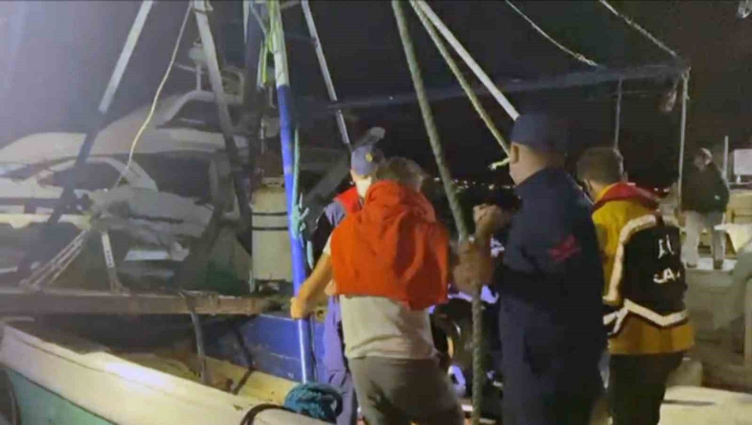 ticari-yatta-rahatsizlanan-vatandasa-sahil-guvenlikten-tibbi-tahliye