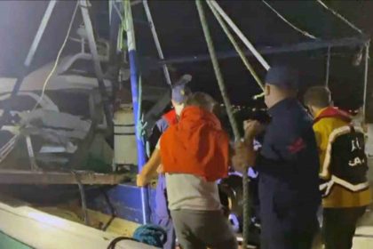 ticari-yatta-rahatsizlanan-vatandasa-sahil-guvenlikten-tibbi-tahliye