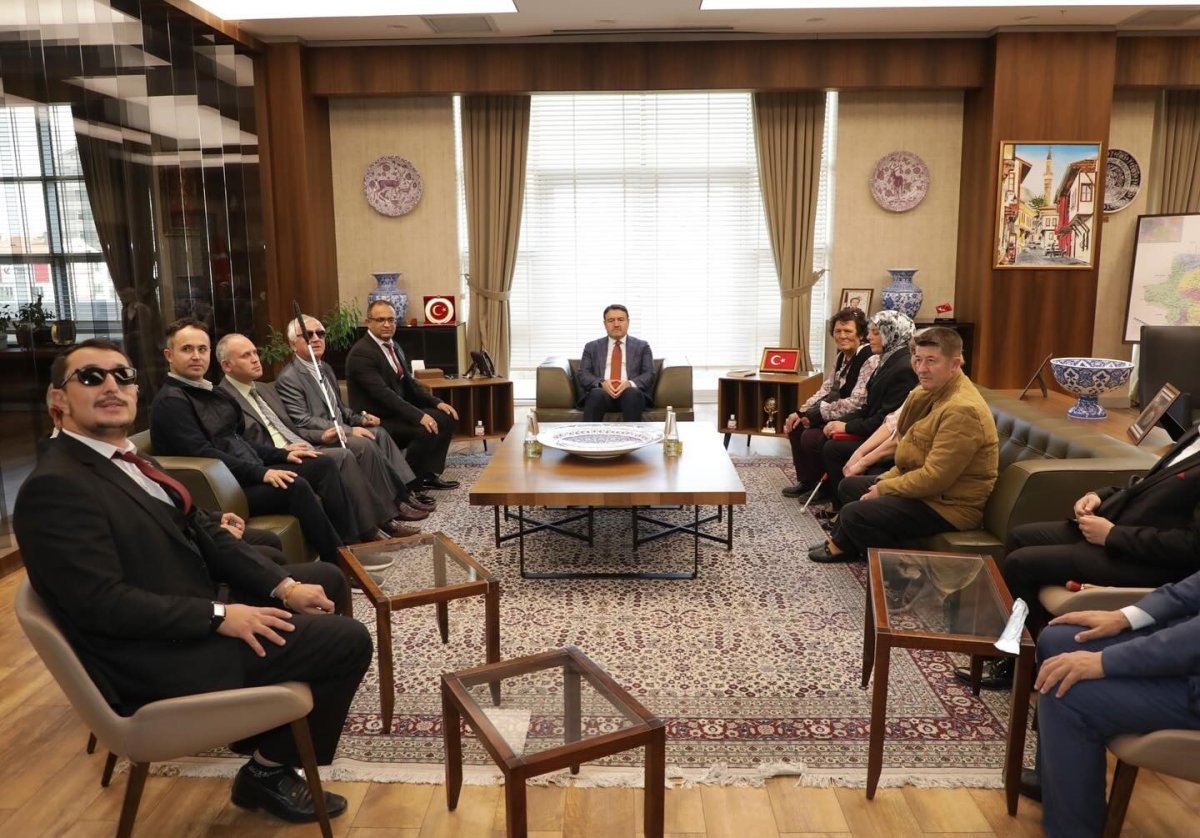 vali-isin-engelli-vatandaslarimizin-yasamini-daha-da-kolaylastirmaliyiz