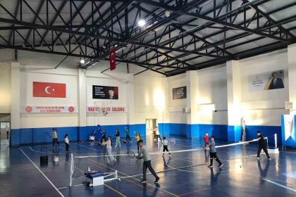 vartoda-tenis-antrenmanlari-yogun-katilimla-suruyor