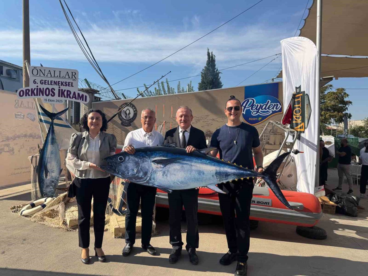 yakaladigi-800-kiloluk-dev-orkinosu-sevdiklerine-ihram-etti