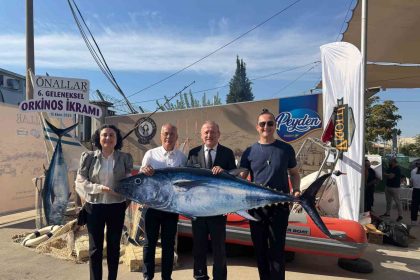 yakaladigi-800-kiloluk-dev-orkinosu-sevdiklerine-ihram-etti