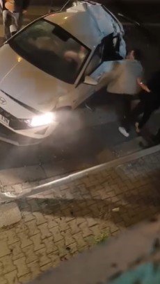 yolcu-otobusuyle-carpisan-otomobilin-surucusune-ilk-mudahale-vatandaslardan