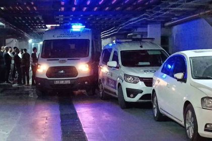 yolun-karsisina-gecerken-otomobilin-carptigi-genc-hayatini-kaybetti