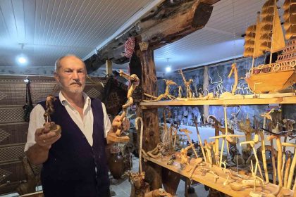 yozgatli-kultur-bakanligi-sanatcisi-rasit-ozturk-19-yildir-agac-parcalarini-hayal-gucuyle-susluyor