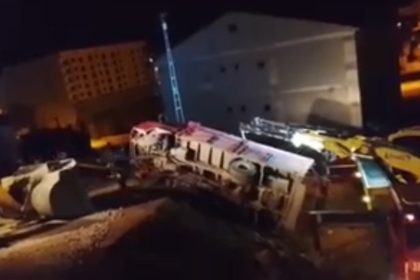 yuksekovada-odun-yuklu-kamyonet-devrildi