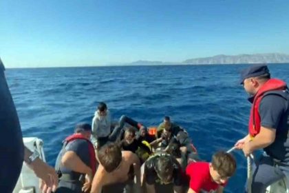 yunanistanin-geri-ittigi-5i-cocuk-22-duzensiz-gocmen-kurtarildi