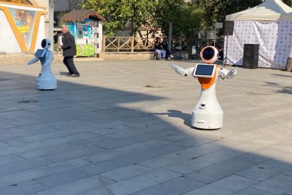 zeybek-oynayan-robotlar-bilim-senliginde-ilgi-topladi