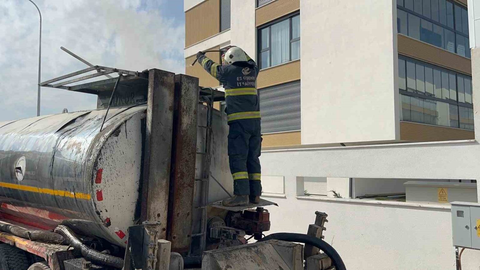 zift-tankerindeki-yangin-ekiplerce-sonduruldu