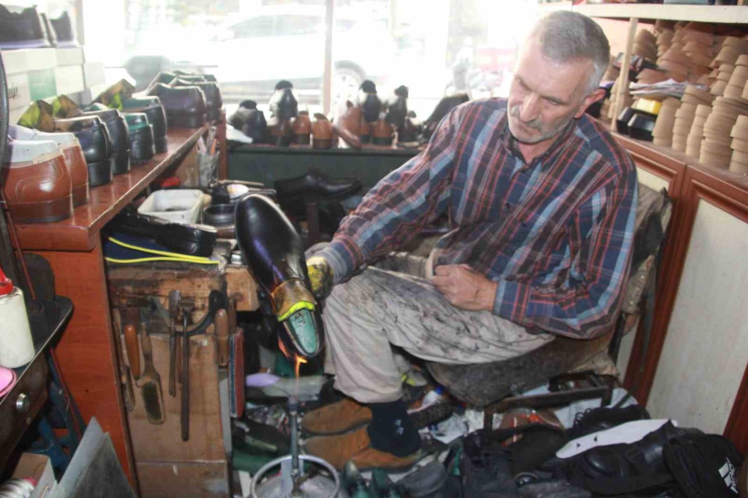 40-yillik-ayakkabi-ustasi-deriyi-atesle-canlandiriyor