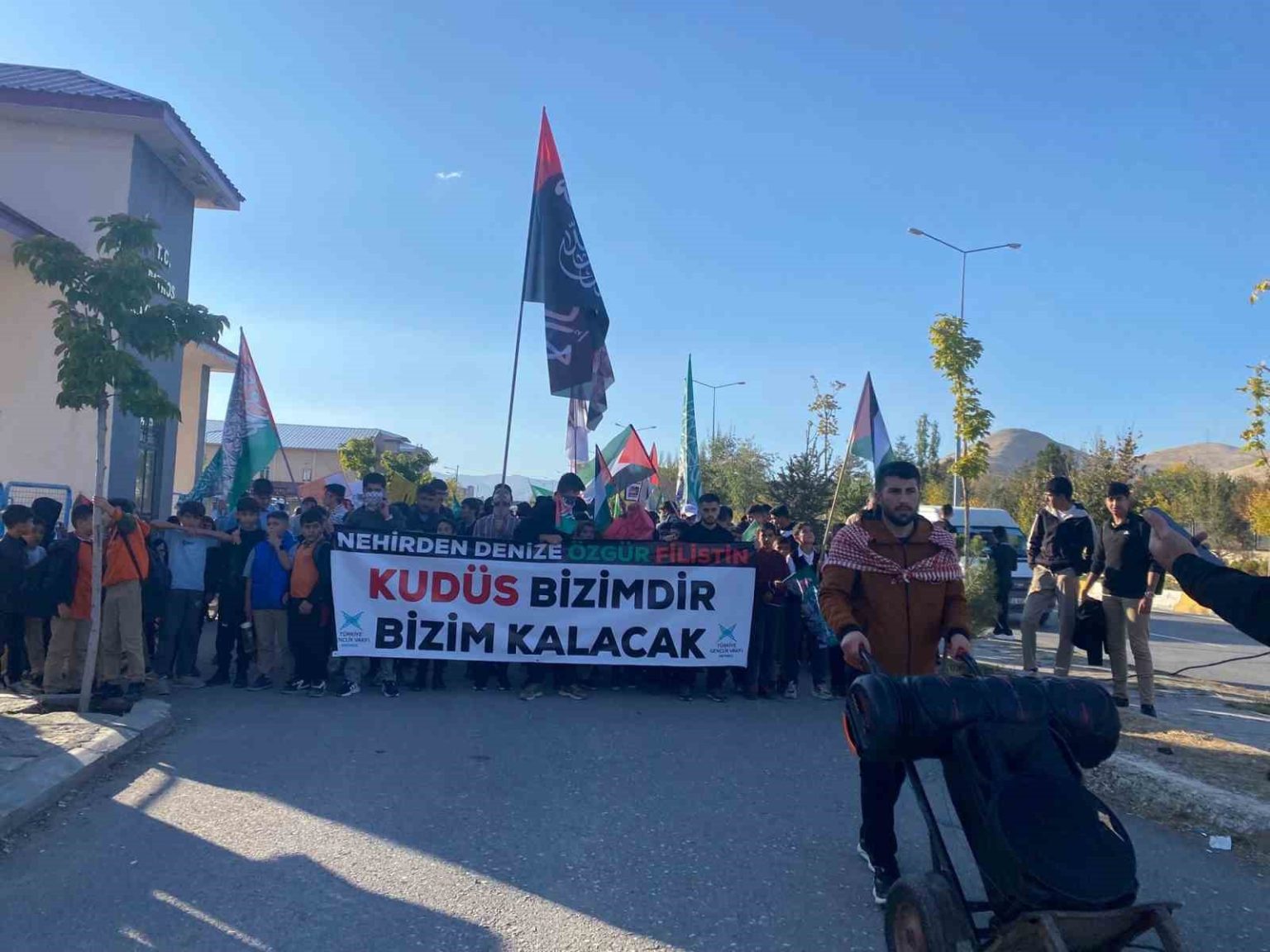 agrida-gazze-ve-aksa-tufanina-destek-yuruyusu-duzenlendi