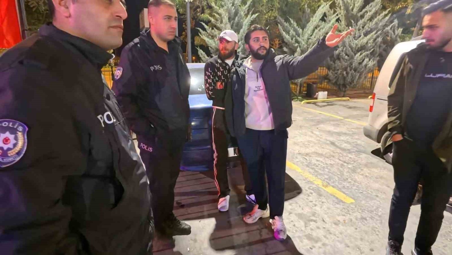 aksarayda-acikta-alkol-alan-2-sahsa-kabahatler-kanunundan-ceza-kesildi