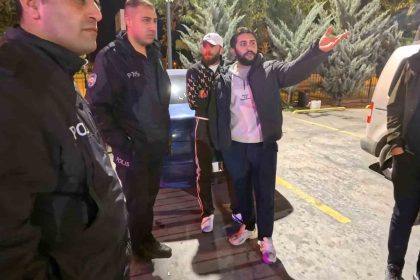 aksarayda-acikta-alkol-alan-2-sahsa-kabahatler-kanunundan-ceza-kesildi