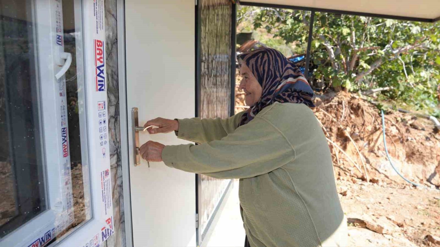 alanyada-ihtiyac-sahibi-aile-konteyner-evine-kavustu