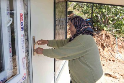 alanyada-ihtiyac-sahibi-aile-konteyner-evine-kavustu