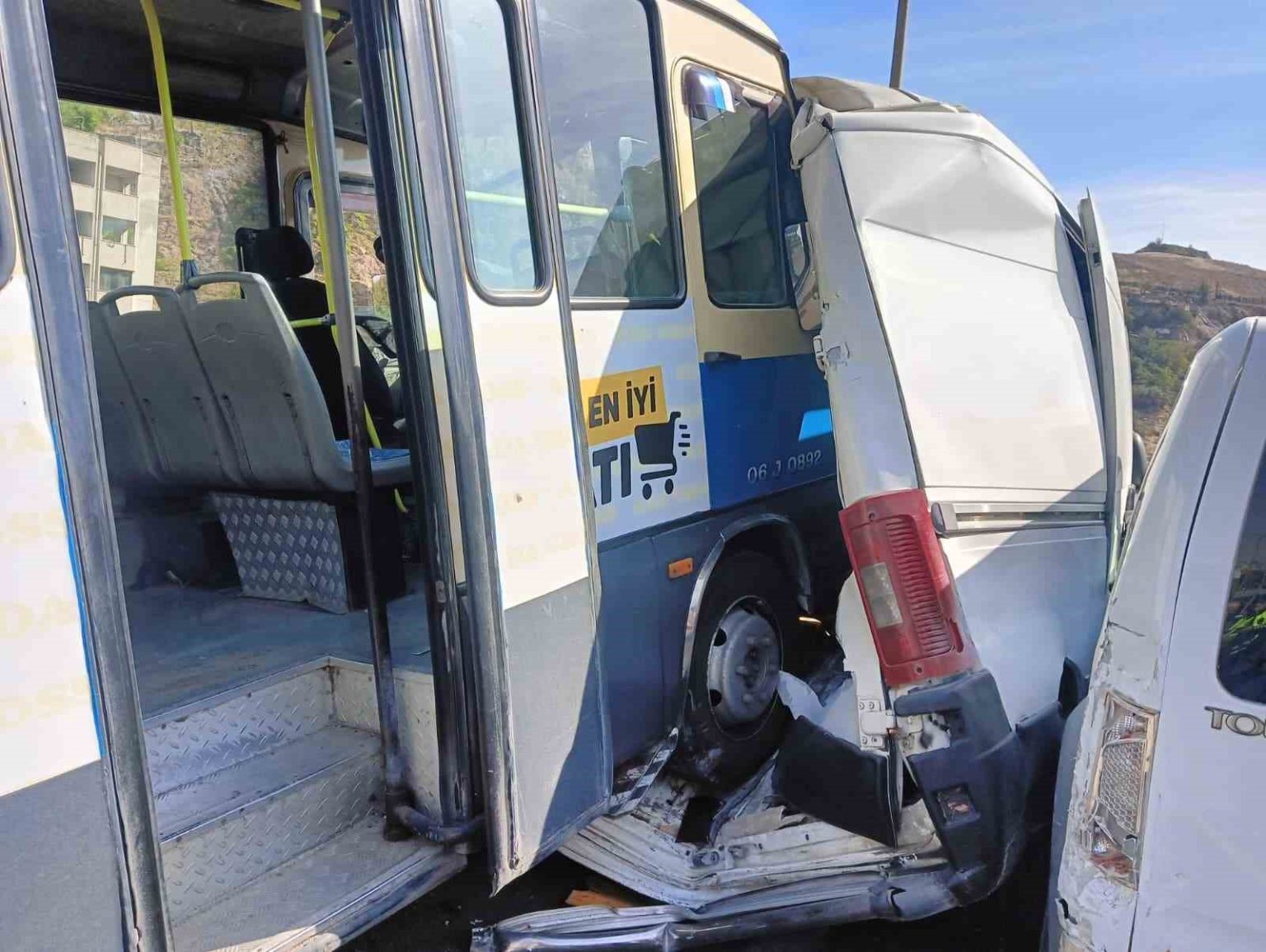 ankarada-zincirleme-kazada-6-arac-birbirine-girdi-6-yarali