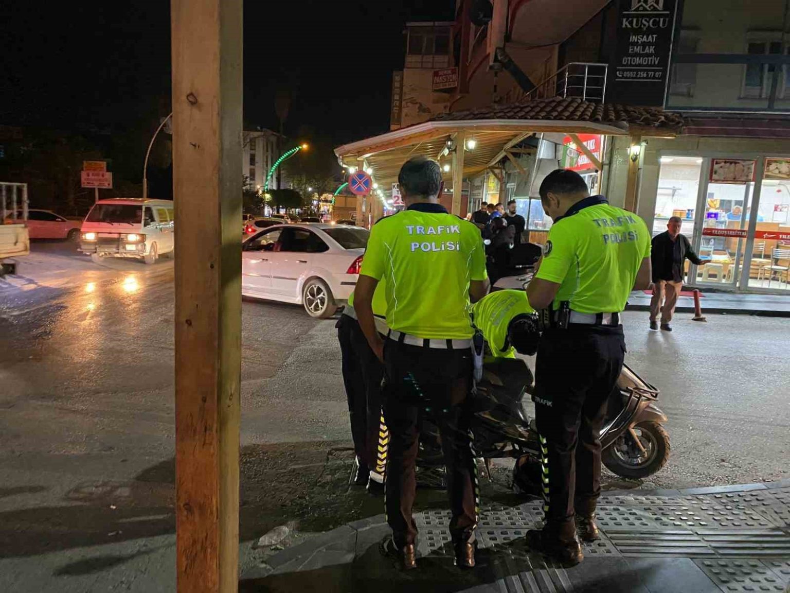 antalyada-devrilen-motosikletin-surucusu-agir-yaralandi-kaza-ani-kamerada