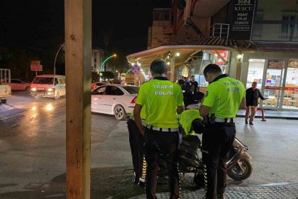 antalyada-devrilen-motosikletin-surucusu-agir-yaralandi-kaza-ani-kamerada