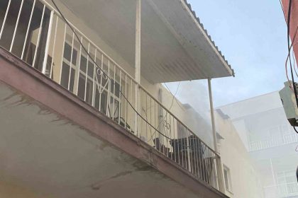 antalyada-yangin-cikan-evdeki-muhabbet-kusunu-itfaiye-kurtardi