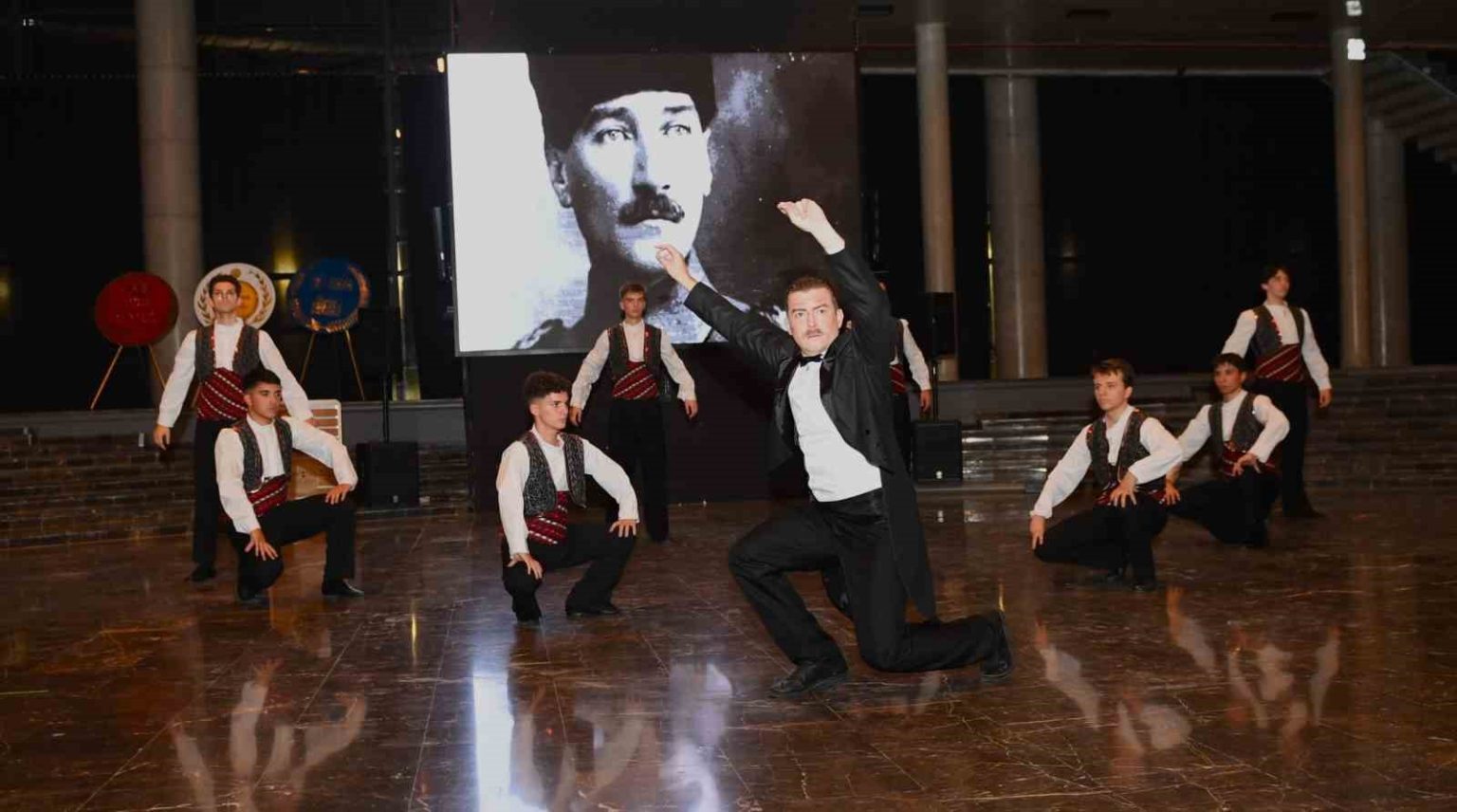 ataturkun-bursaya-gelisinin-103uncu-yil-donumu-osmangazide-muhtesem-gosteriyle-kutlandi