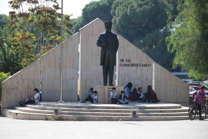 aydinda-ilginc-manzara-okul-yemekhanesine-alinmayan-ogrenciler-ogle-yemegini-sokakta-yemek-zorunda-kaliyor