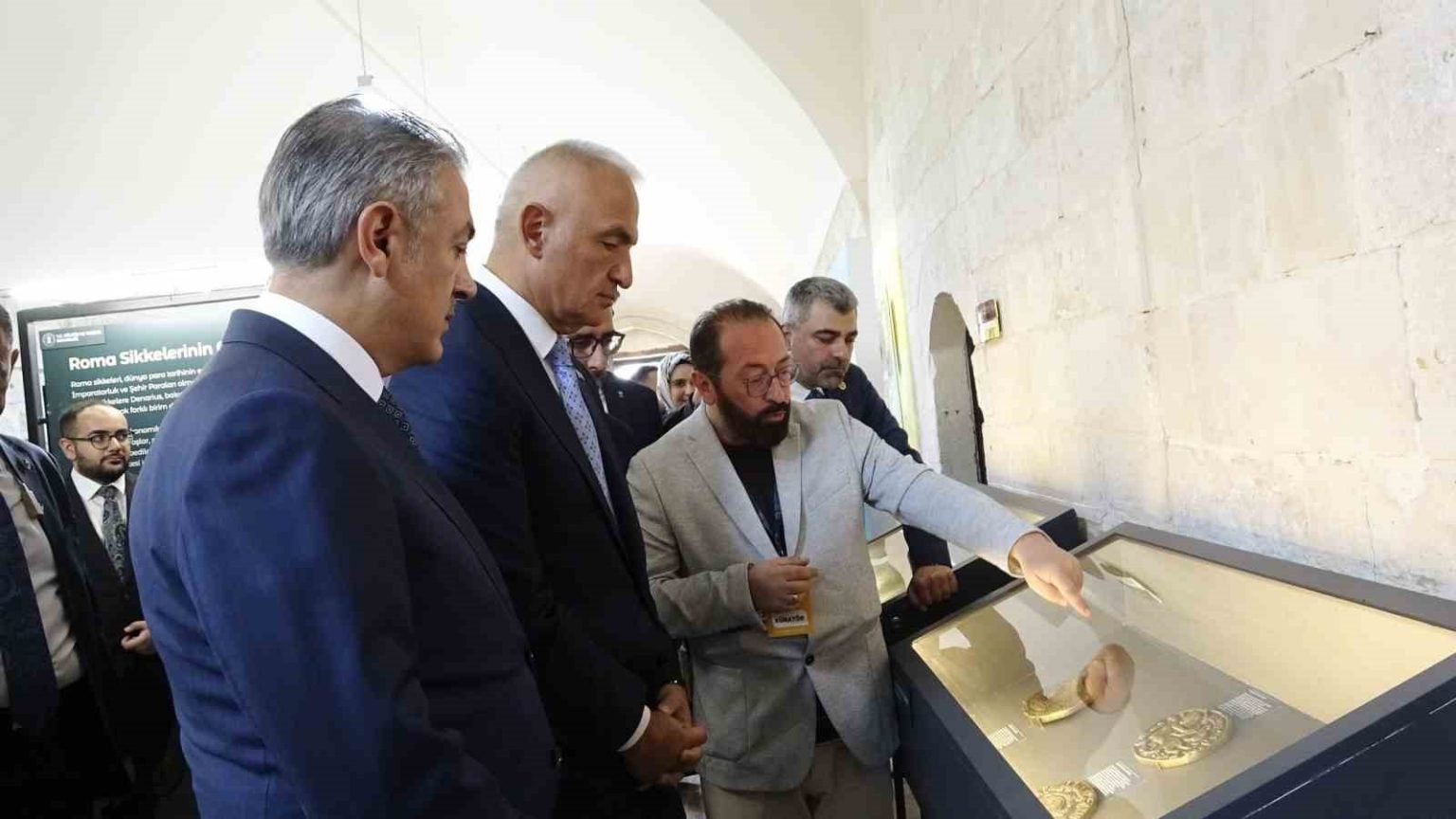 bakan-ersoy-mardin-kultur-yolu-festivali-sergilerini-gezdi