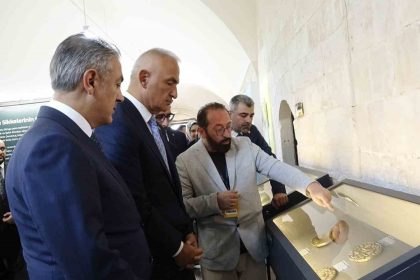 bakan-ersoy-mardin-kultur-yolu-festivali-sergilerini-gezdi