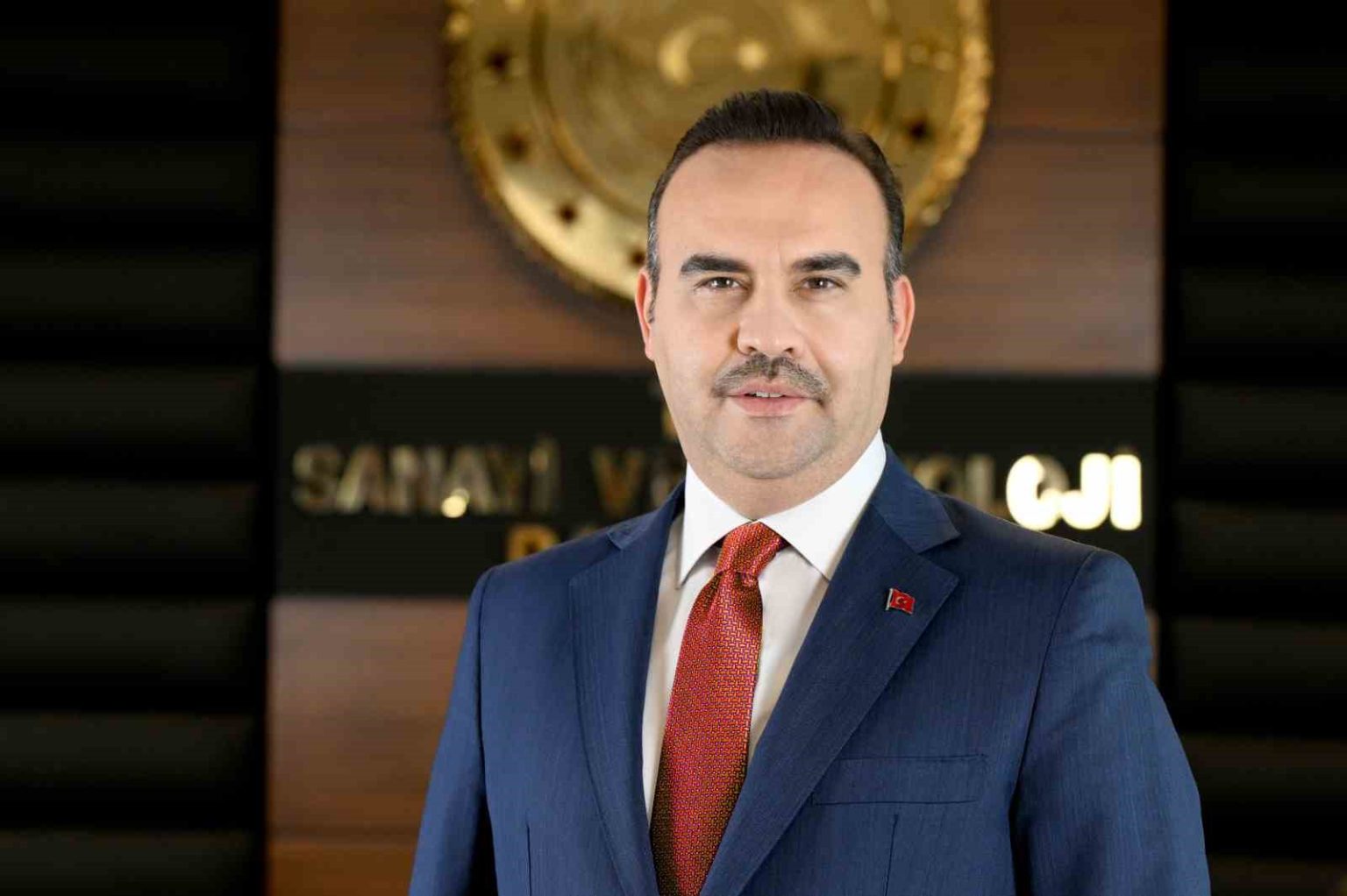 bakan-kacir-hit-veri-merkezi-hit-yapay-zeka-hit-kuantum-ile-hit-endustriyel-robot-cagrisini-duyurdu
