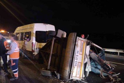 beykozda-seyir-halindeki-servis-minibusu-devrildi-3-yarali