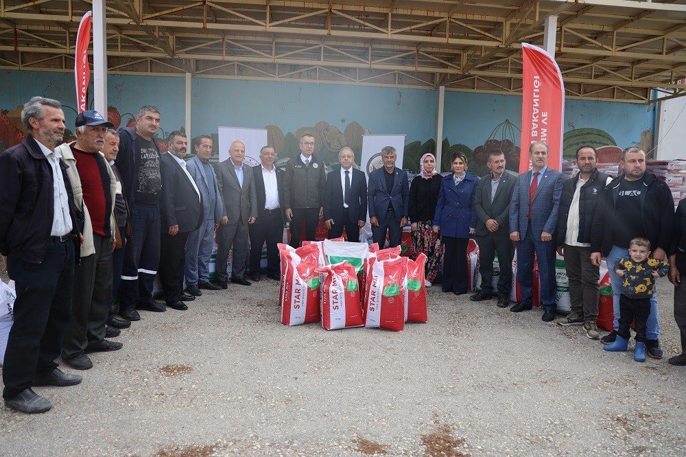 bilecikte-ciftcilere-64-ton-yem-bitkisi-tohumu-dagitildi