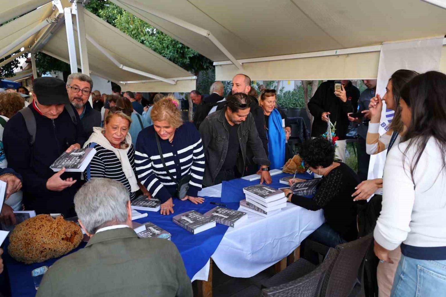 bodrumun-mavi-bellegi-kitaplarla-yasatiliyor