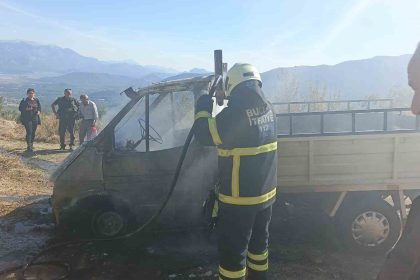 burdurda-yanan-kamyonet-kullanilmaz-hale-geldi