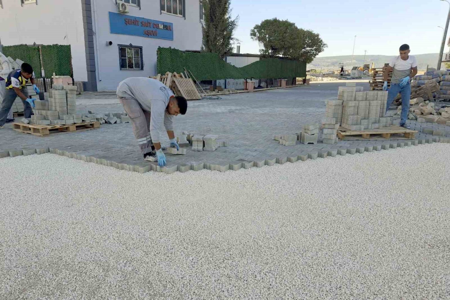 buyuksehir-belediyesi-arabanda-kilitli-parke-tasi-doseme-calismalarina-basladi