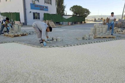 buyuksehir-belediyesi-arabanda-kilitli-parke-tasi-doseme-calismalarina-basladi