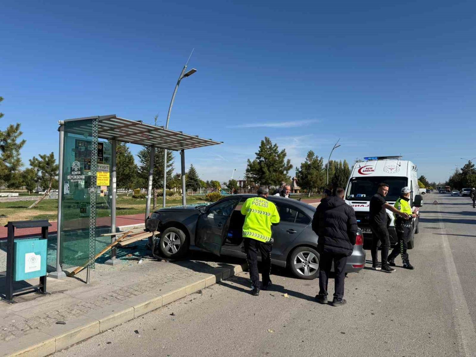 carpisan-otomobilden-birisi-duraga-daldi-otobus-bekleyen-sahis-yaralandi