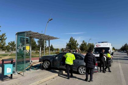 carpisan-otomobilden-birisi-duraga-daldi-otobus-bekleyen-sahis-yaralandi