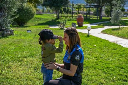 cocuklarin-yuzunu-gulduren-polis-kalpleri-isitti