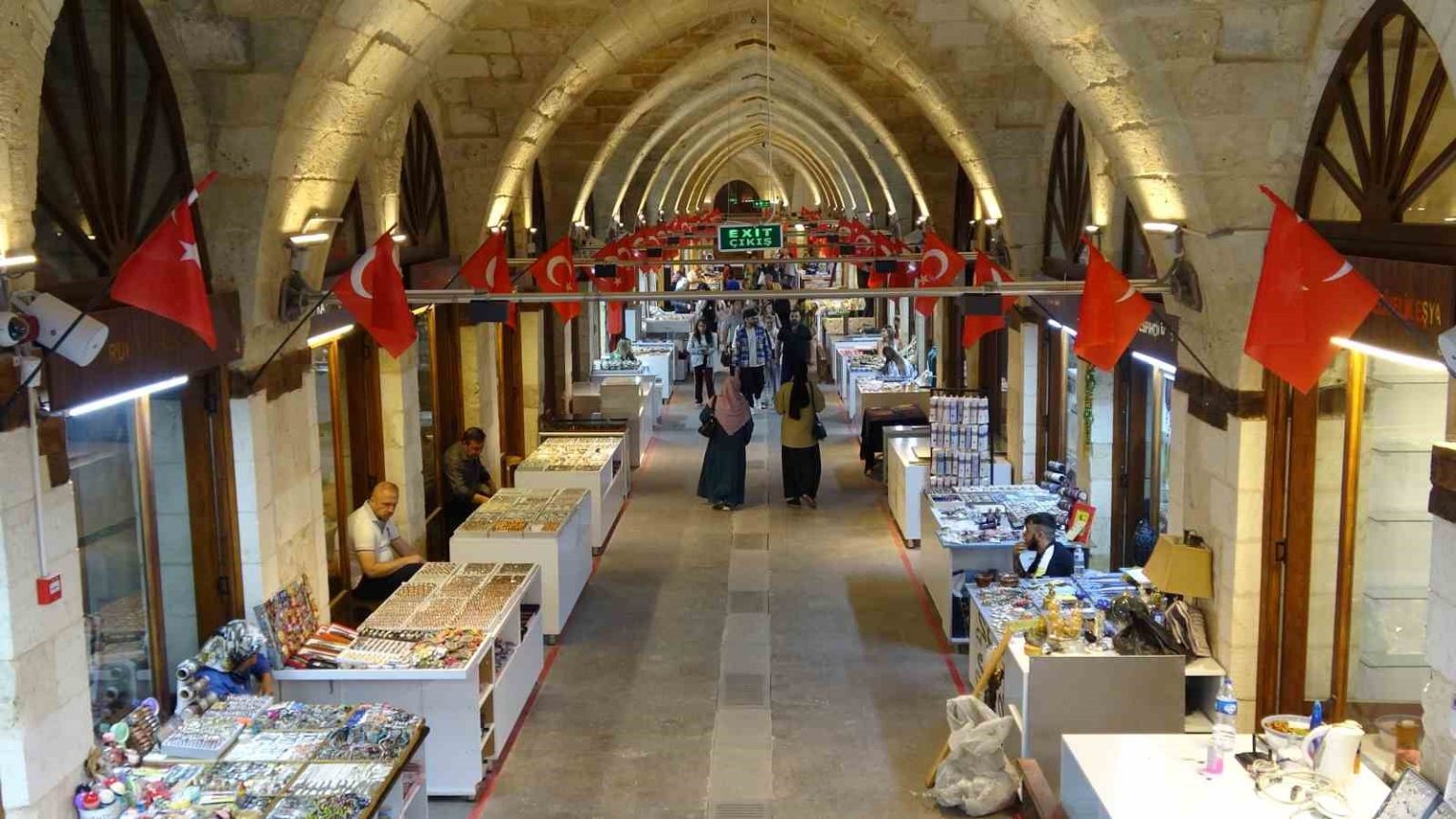 depremde-hasar-goren-tarihi-zincirli-bedesten-yeniden-ugrak-noktasi-oldu