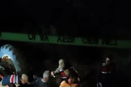 devrilen-traktorun-altinda-kalan-surucu-can-verdi