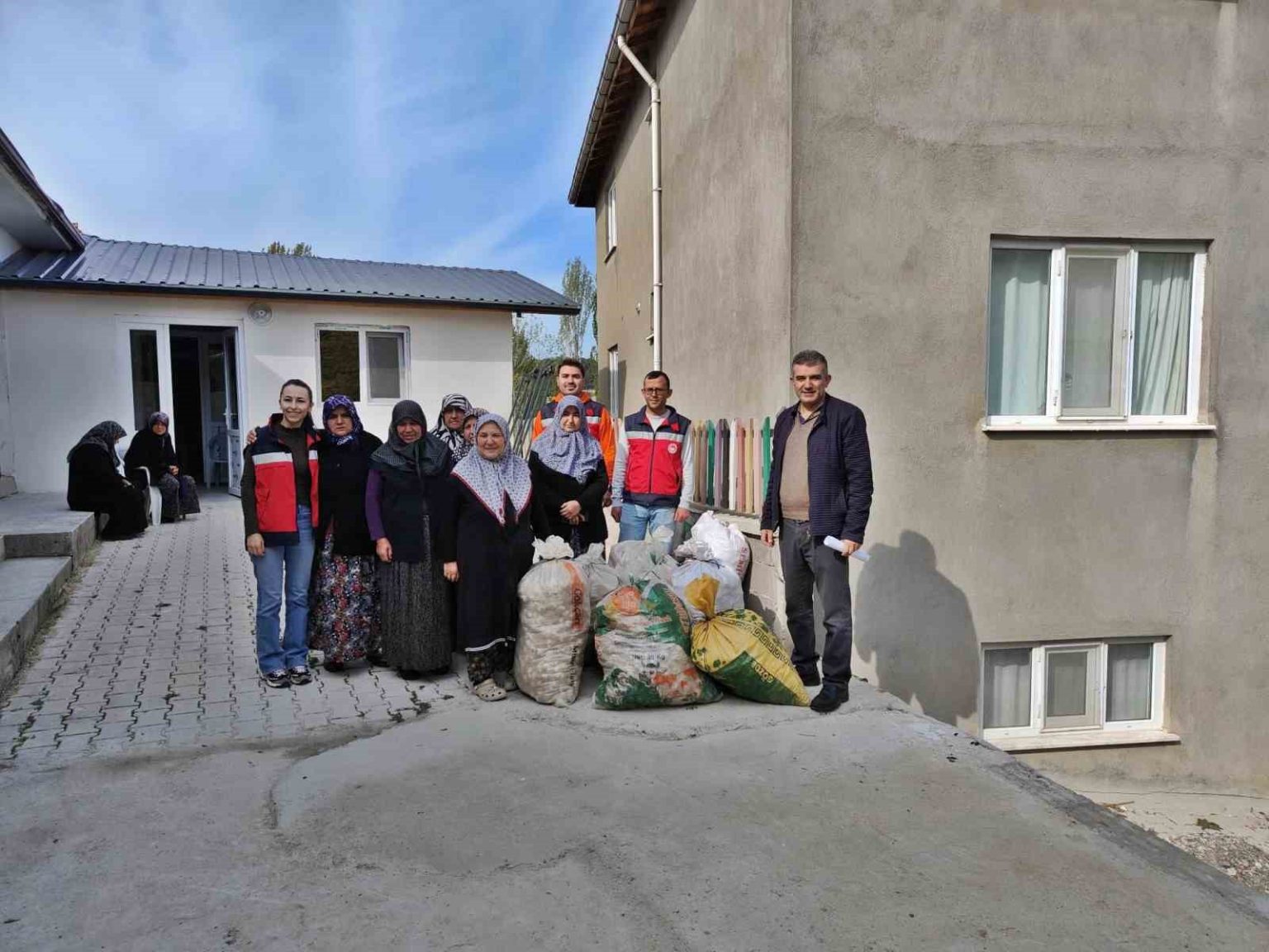 domanicte-kadin-ureticilere-300-kilo-dikimlik-sarimsak-dagitildi