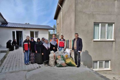 domanicte-kadin-ureticilere-300-kilo-dikimlik-sarimsak-dagitildi