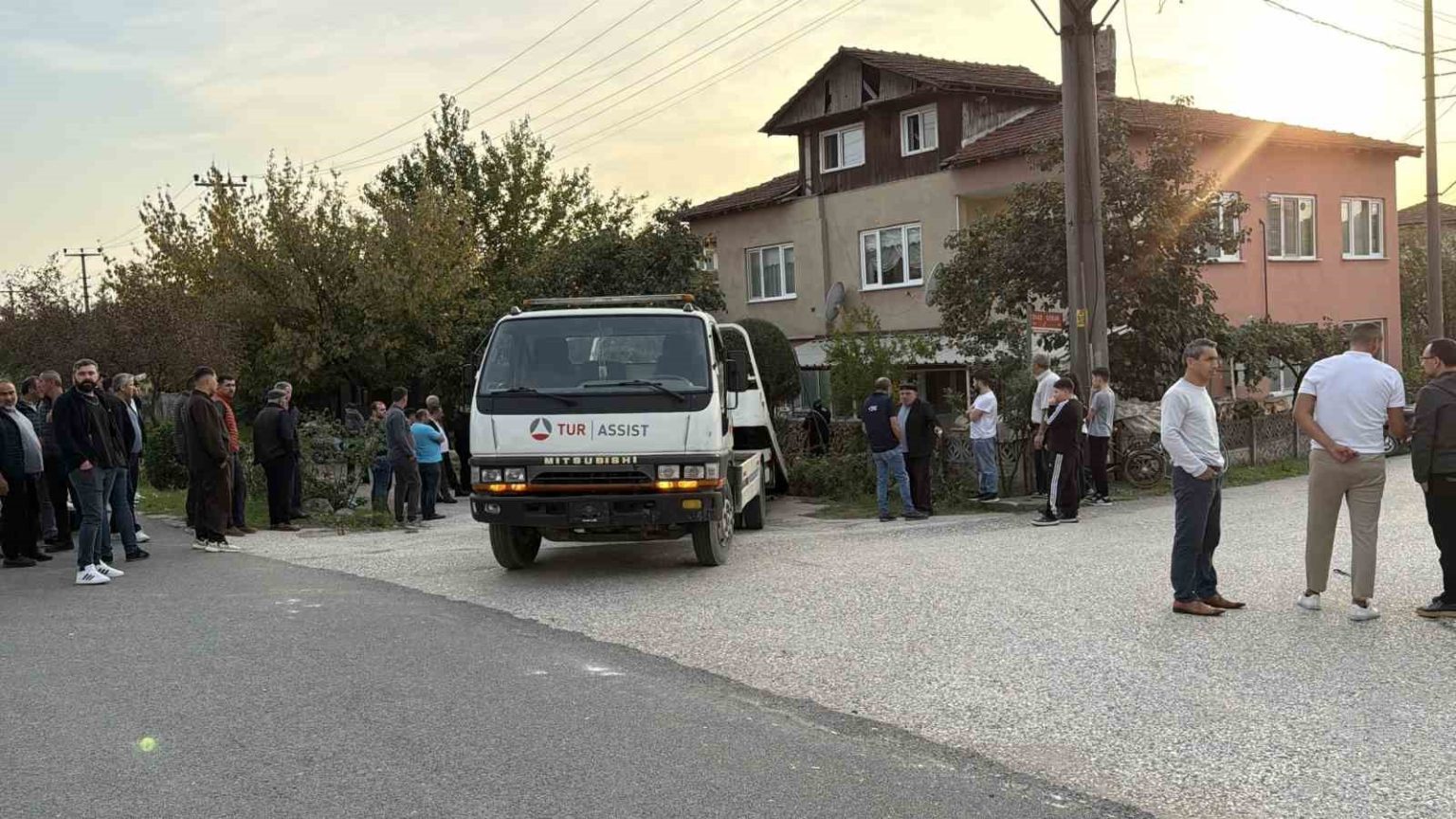 durakta-beklerken-aracin-carptigi-kadin-ve-cocuk-agir-yaralandi