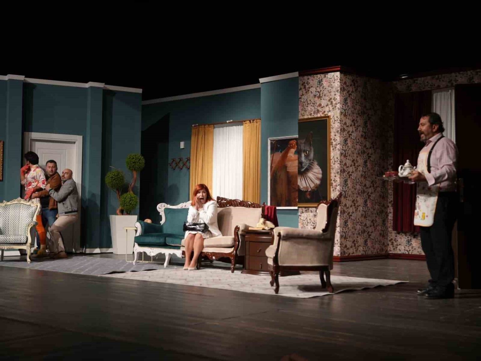 duzce-sehir-tiyatrosu-perdelerini-yeniden-acti