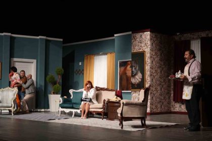 duzce-sehir-tiyatrosu-perdelerini-yeniden-acti