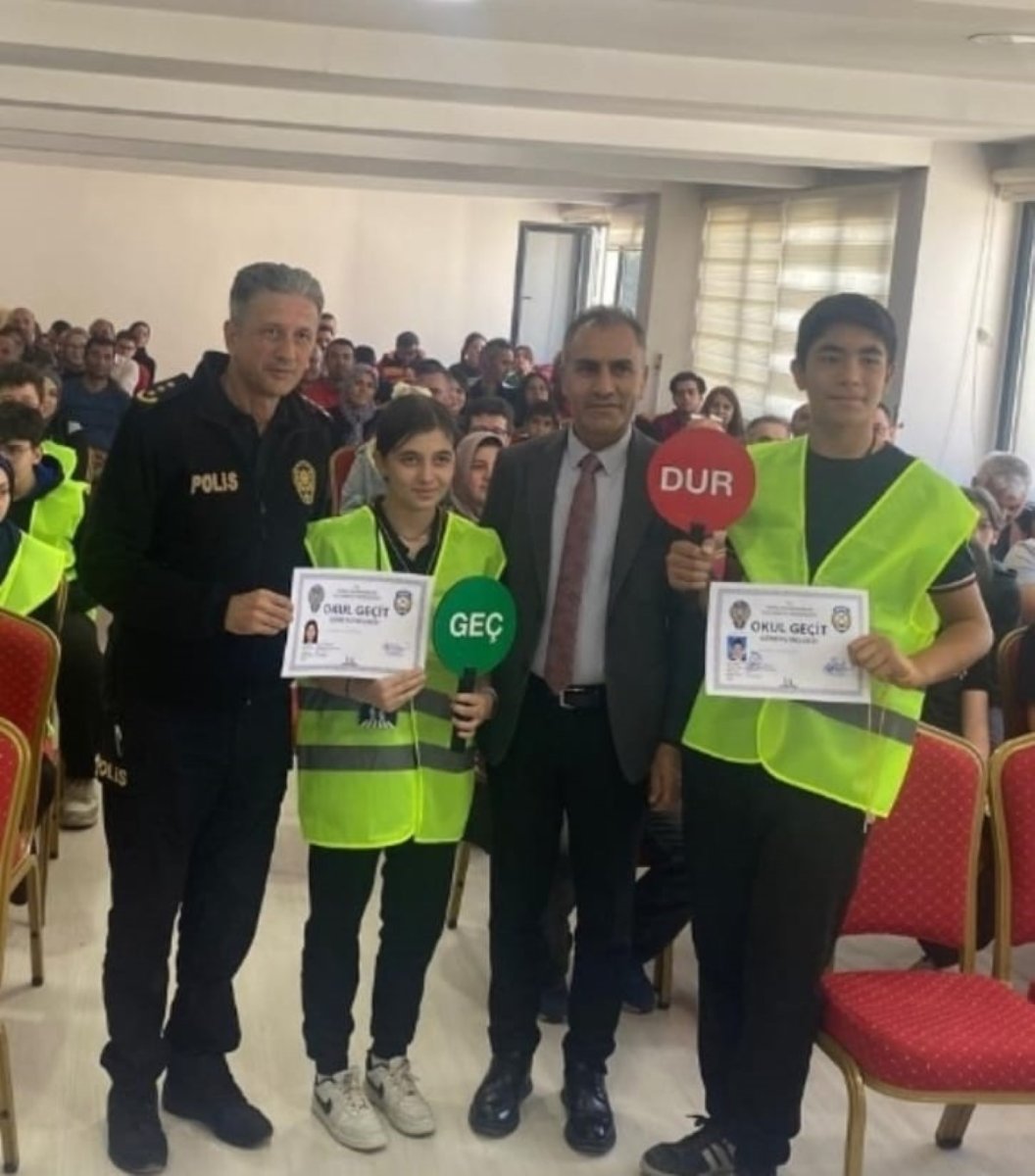 ereglide-okul-gecit-gorevlisi-ogrenciler-yeleklerini-giydi